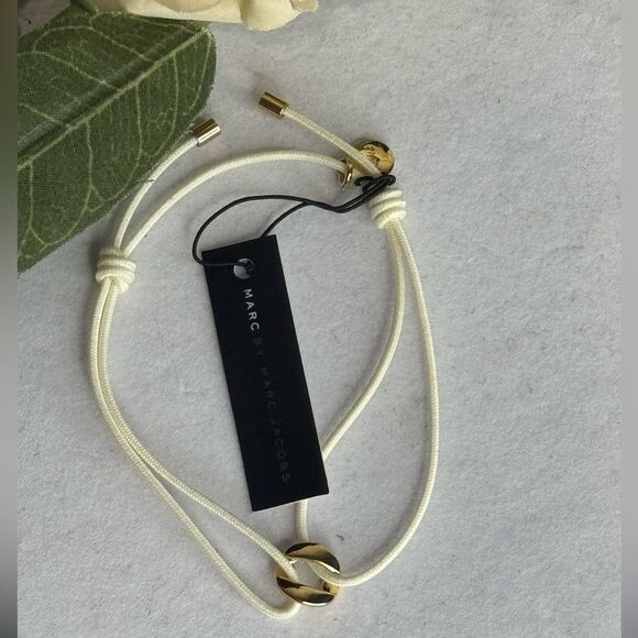 Marc By Marc Jacobs Cream String Bracelet With Gold Tone TurnLock Charm - Picture 3 of 5